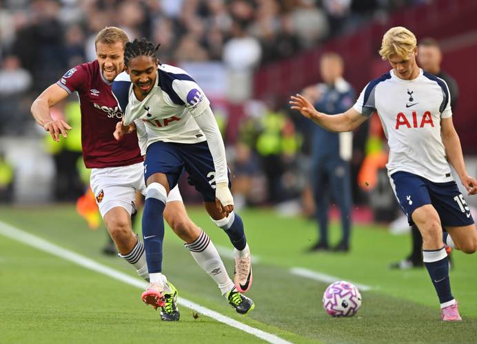 绝了，不满输给巴萨！皇马天才怒踢水杯，自己摔倒，球迷：输不起