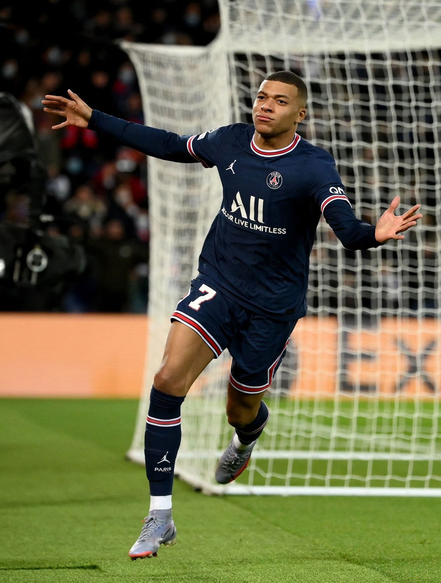 本赛季意甲11场0球0助，斯基拉：39岁的哲科准备离开佛罗伦萨