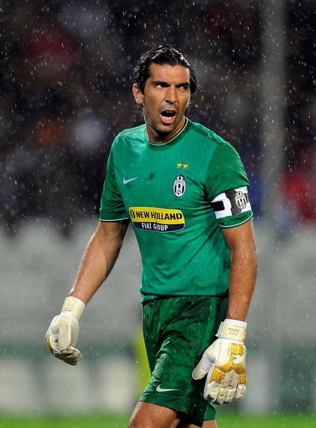 [中超]山东泰山主场取胜